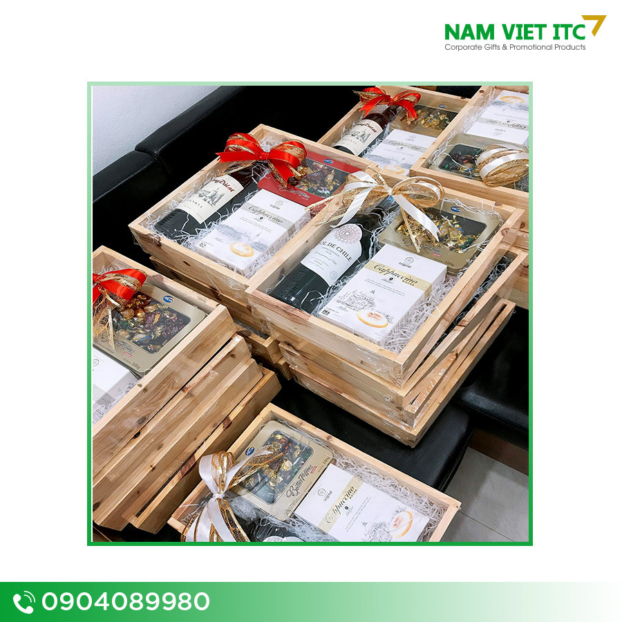 Hộp rượu gỗ thông cổ điển in logo theo yêu cầu 1 Hop ruou go thong co dien in logo theo yeu cau 1
