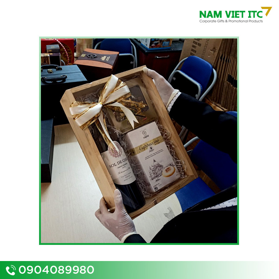 Hộp rượu gỗ thông cổ điển in logo theo yêu cầu 3 Hop ruou go thong co dien in logo theo yeu cau 3