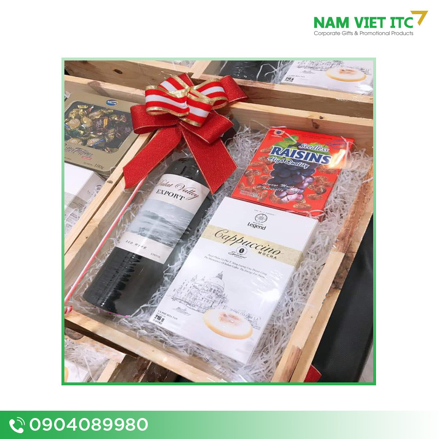 Hộp rượu gỗ thông cổ điển in logo theo yêu cầu 4 Hop ruou go thong co dien in logo theo yeu cau 4