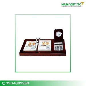 Lịch gỗ để bàn có đồng hồ khay để máy tính